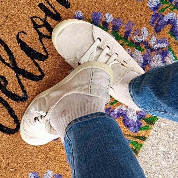Casual Cream Sneakers - Picture 2 of 5